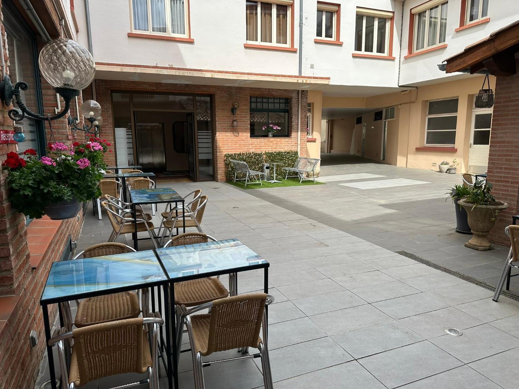 Hotel Chiffre Альби Экстерьер фото