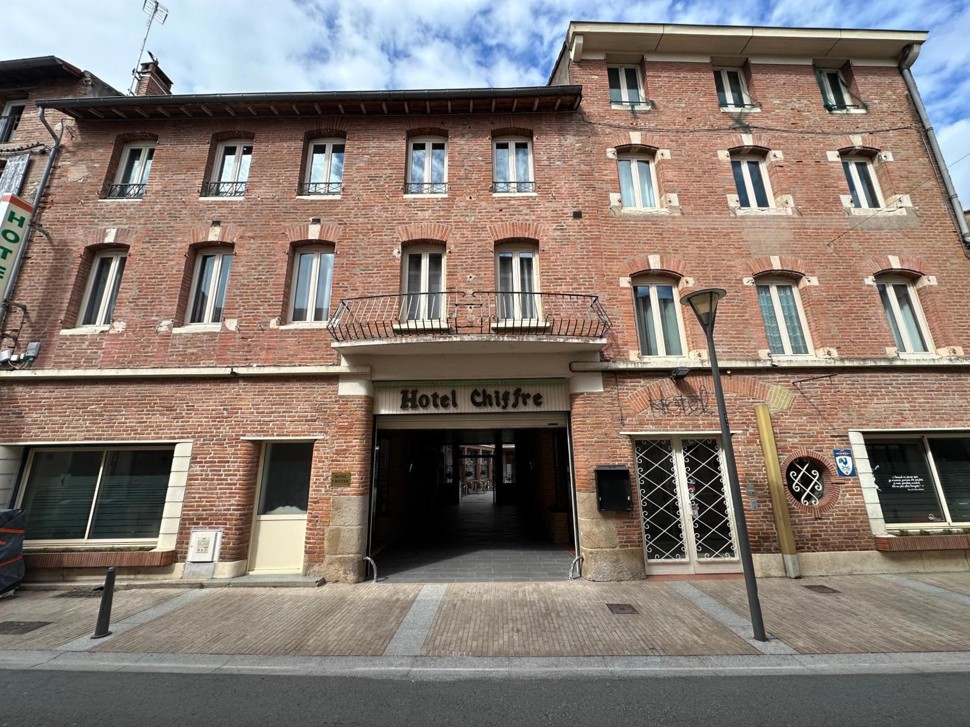 Hotel Chiffre Альби Экстерьер фото