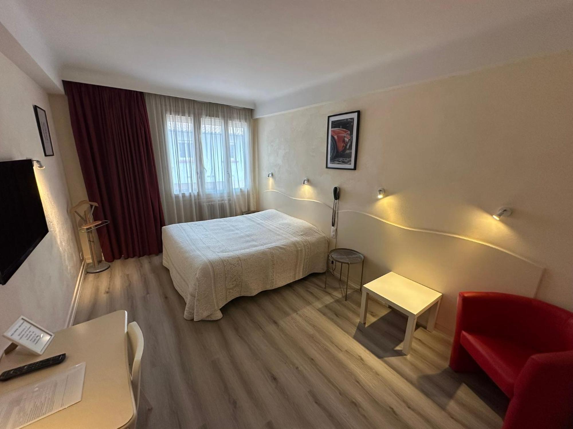 Hotel Chiffre Альби Экстерьер фото